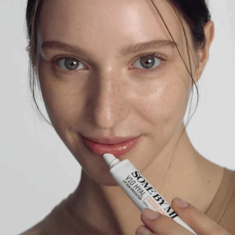 Слънцезащитен балсам за устни SOME BY MI V10 HYAL SPF15Корейска Козметика | LovelyMe